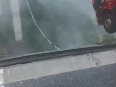 村民拍下贵州垮塌大桥事发瞬间！！（图）