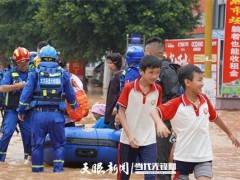 [快讯]洪水救援中的温暖画面 生命守护的温度