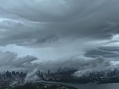 [快讯]武汉出现雨幡奇观 航拍视角下的自然之美