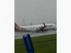 [快讯]印尼一波音客机着陆时险坠毁 暴风雨中安全降落