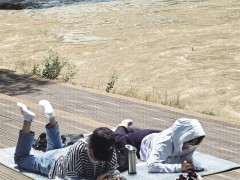 [快讯]夏日黄河边兴起晒背热 专家支招 科学晒背指南