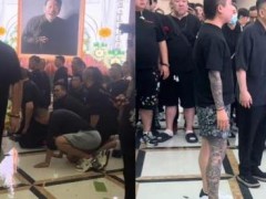 曝杨少华儿子悲伤过度从灵堂被抬出 杨议突然踉跄着跪倒在地，脸色惨白如纸！