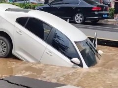 [快讯]河北正定县一处路面突然塌陷 车辆被困无人员伤亡