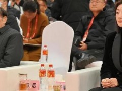 宗庆后去世时捧灵牌骨灰者为宗继昌 宗馥莉曾绝食对抗父亲！