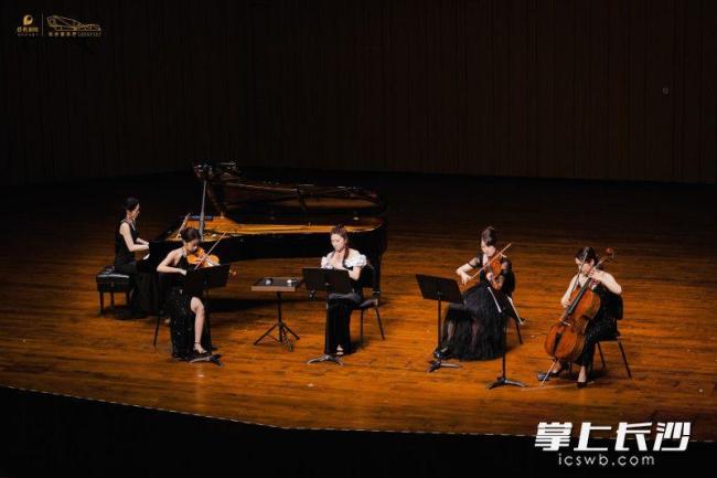 凤还巢五重奏携特殊儿童演出