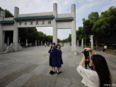 [快讯]武大图书馆事件女生陷入舆论漩涡 双方付出沉重代价