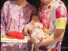 58岁歌手光头李进与小25岁妻子生子 究竟啥情况？