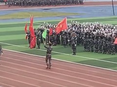 看似鸦雀无声实则掌声如雷！！（图）