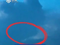 女子拍闪电意外拍到不明黑影 究竟啥情况？
