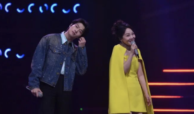 闫妮被辣评像一根发疯的香蕉