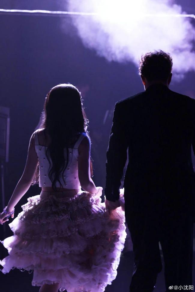 肖战容祖儿成龙王力宏同桌“吃瓜”