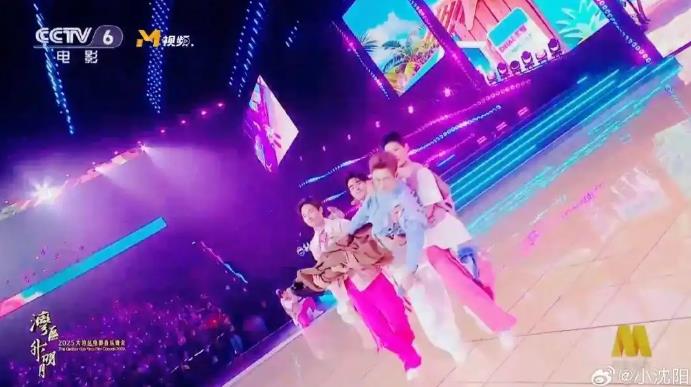 肖战容祖儿成龙王力宏同桌“吃瓜”