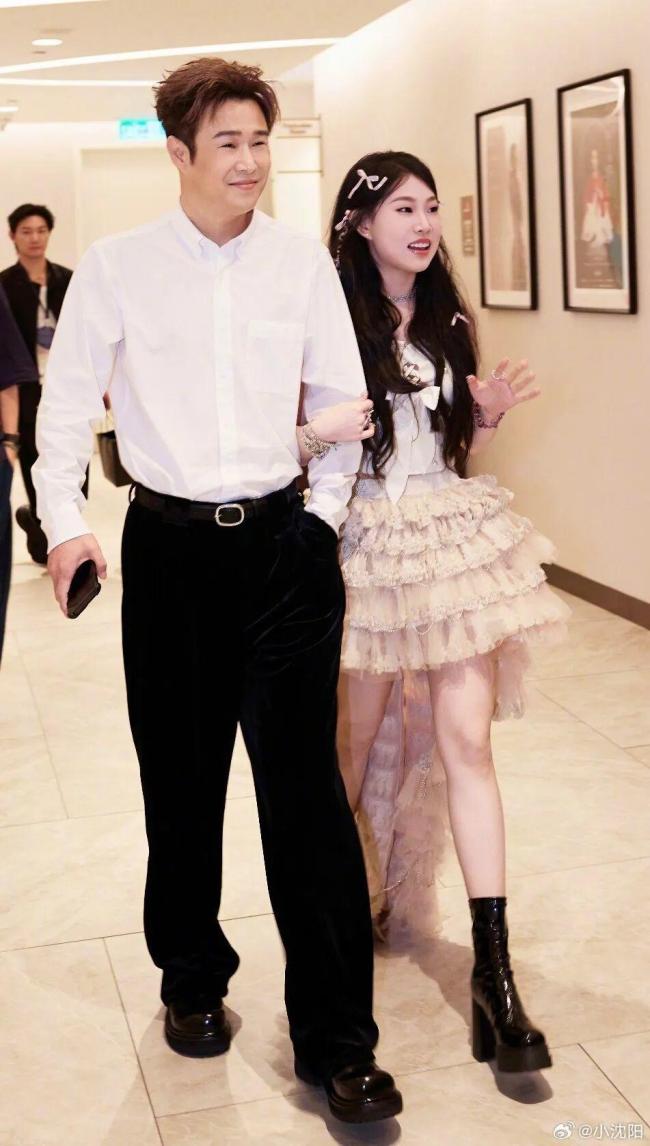 肖战容祖儿成龙王力宏同桌“吃瓜”