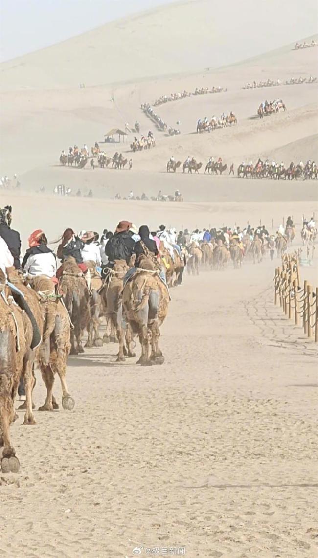 国庆假期敦煌鸣沙山快被人海淹没