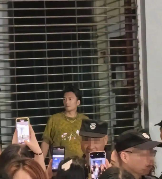 谢霆锋模仿者为引发拥堵道歉