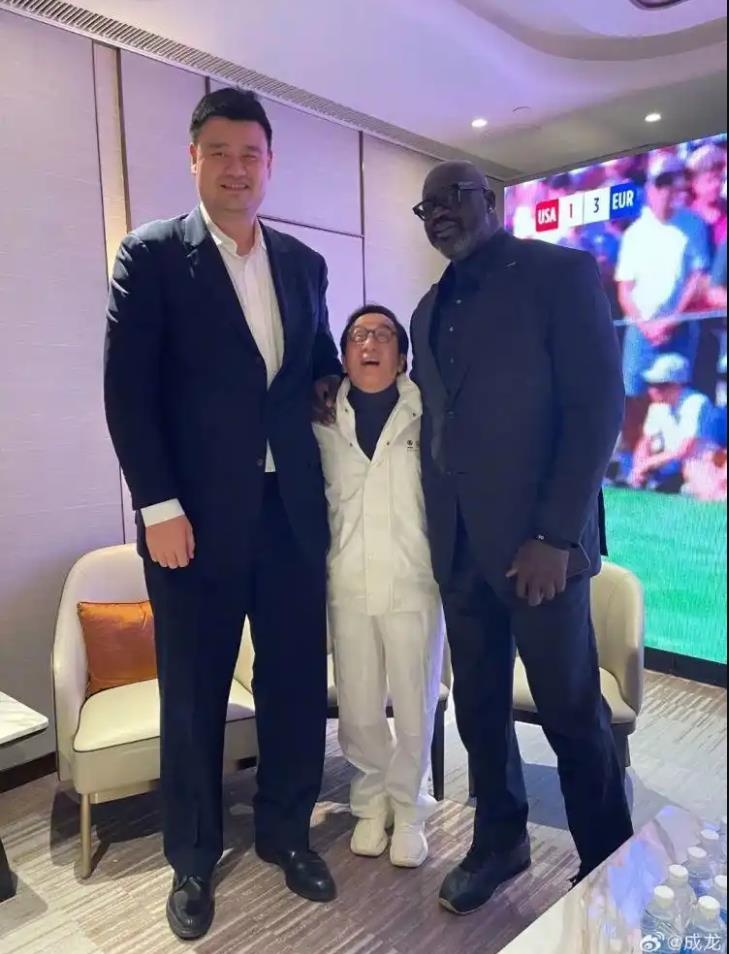 成龙晒与姚明贝克汉姆奥尼尔合照