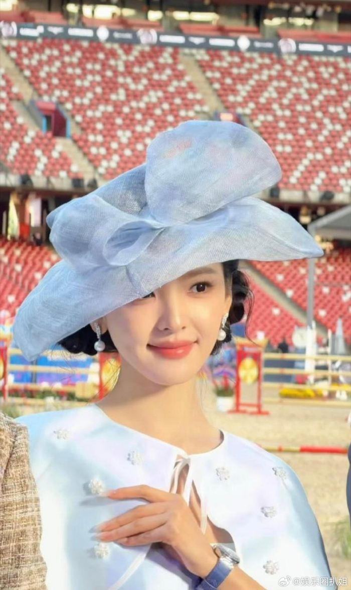 章若楠马术赛蓝裙礼帽惊艳