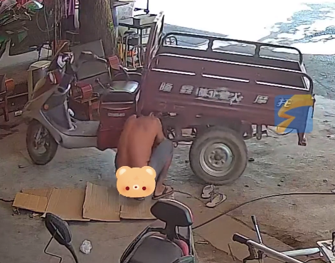 男子修车时三轮车后斗突然脱落砸中脖子