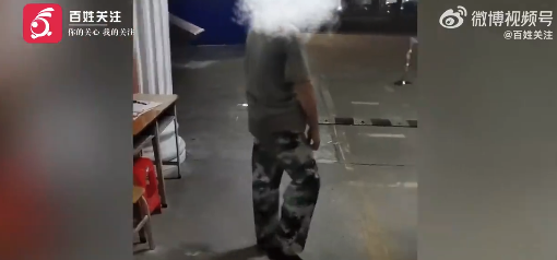 学生未戴冰袖进校遭安保人员阻拦 校方回应