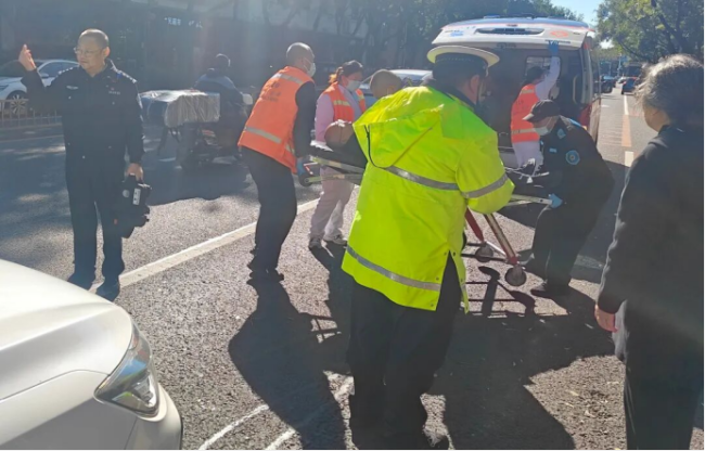 老人被车撞倒 民警伸援手