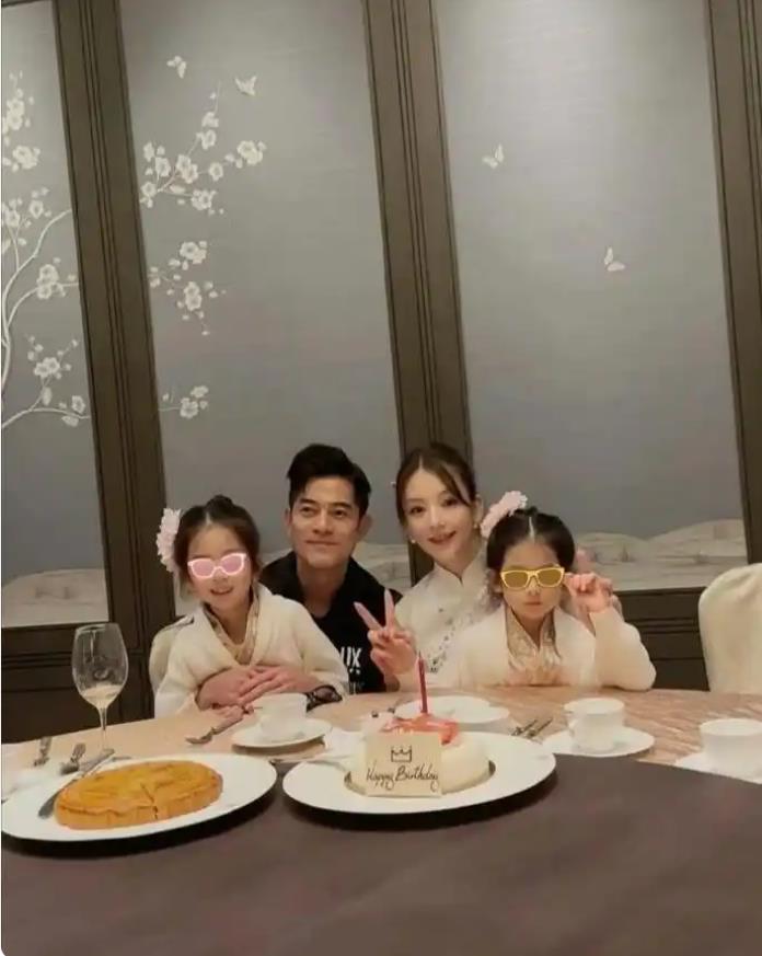 郭富城晒三胎女儿照