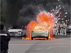 [快讯]电车燃烧火星四溅 消防回应 无人员伤亡