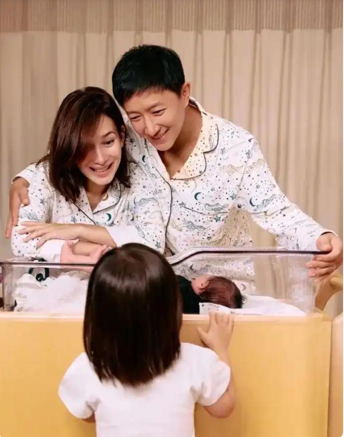 韩庚卢靖姗官宣二胎得子