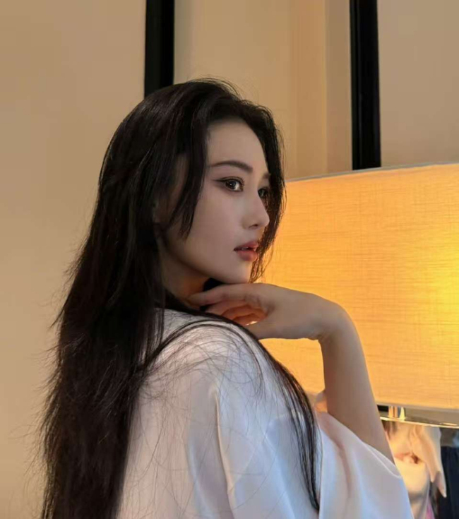 张馨予穿25斤礼服被赞红毯定海神针