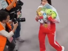 观众为全红婵下起“娃娃雨”！！（图）