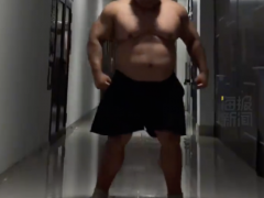 340斤男生展示8块腹肌走红，五年如一日的汗水与坚持！