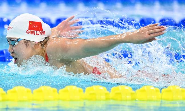 陈露颖夺全运会女子200米蝶泳金牌 福建骄傲庆祝胜利