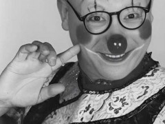 78岁艺术家舞台倒地后逝世!!(图)