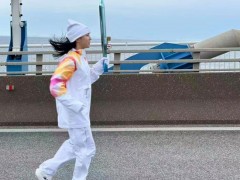 [快讯]中国运动员参加冬奥会火炬传递 圣火之旅启程