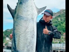 [快讯]男子钓出227.2斤鱼王引围观 十年来最大马鲛鱼