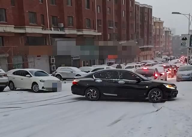 辽宁瓦房店降雪后多车相撞