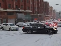 [快讯]辽宁瓦房店降雪后多车相撞 雪天路滑注意安全