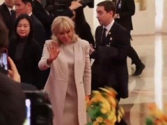 [快讯]马克龙在中方欢迎仪式上献飞吻 夫人新发型抢镜