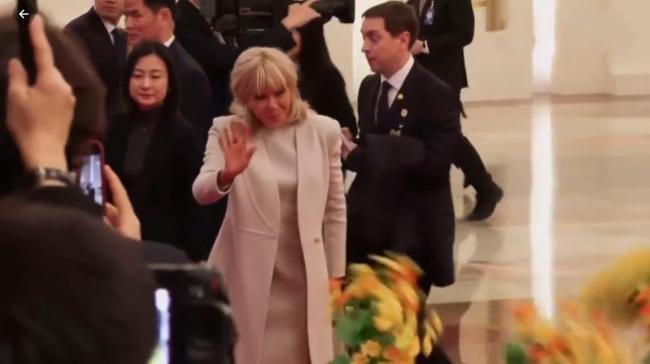 马克龙在中方欢迎仪式上献飞吻