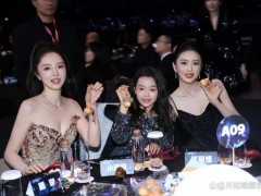 [快讯]董璇晒小酒窝与白鹿自拍 温馨画面暖人心