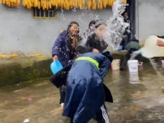 [快讯]准新郎上门提亲遭女方“泼水突袭” 传统习俗引热议