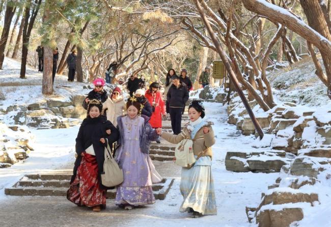 北京颐和园雪后初霁 美景吸引游人