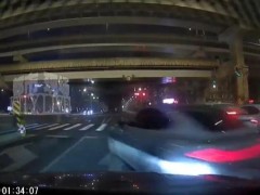 [快讯]成都一小米汽车凌晨街头狂飙闯红灯 险象环生惊市民