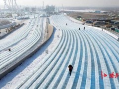 [快讯]游客排百米长队体验521米冰滑梯 安全测试确保畅玩