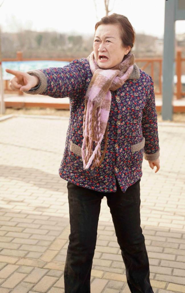 60岁退休干部拍短剧 成竖店容嬷嬷 反派角色走红网络