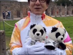 成龙意大利传递火炬 打醉拳身手矫健 与手中的奥运火炬合影留念