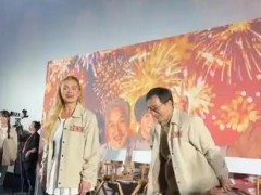 71岁成龙跟着帕梅拉跳瘦身操 究竟啥情况？