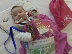 [快讯]公园跑步锻炼 身后竟背着一个婴儿 爱与伤害之间