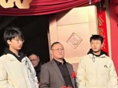 爸爸再婚被16岁双胞胎儿子送上婚车！！（图）