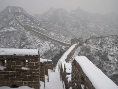 雪后长城秒变滑梯!!(图）