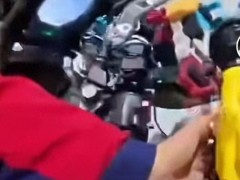 [快讯]男子服务区加油被拒将油喷地上 行为引发热议